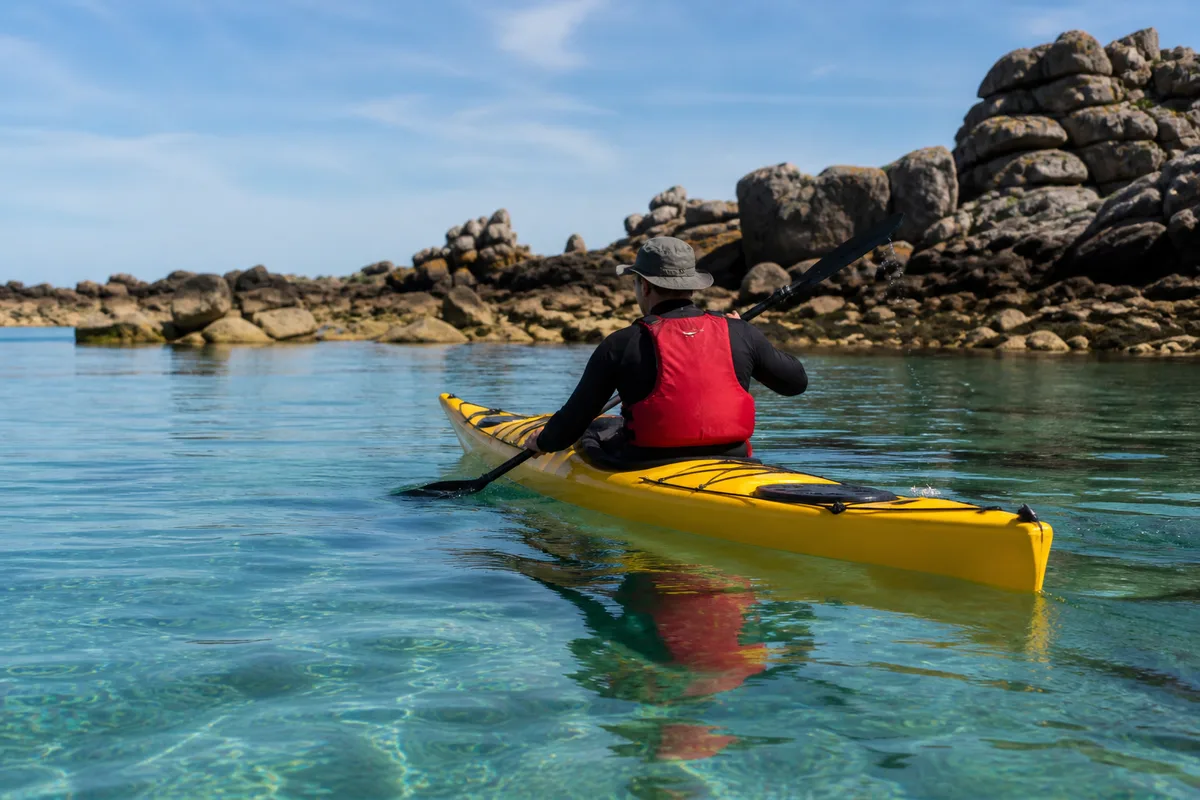 Kayak de mer pour débuter : bien choisir et naviguer sûr